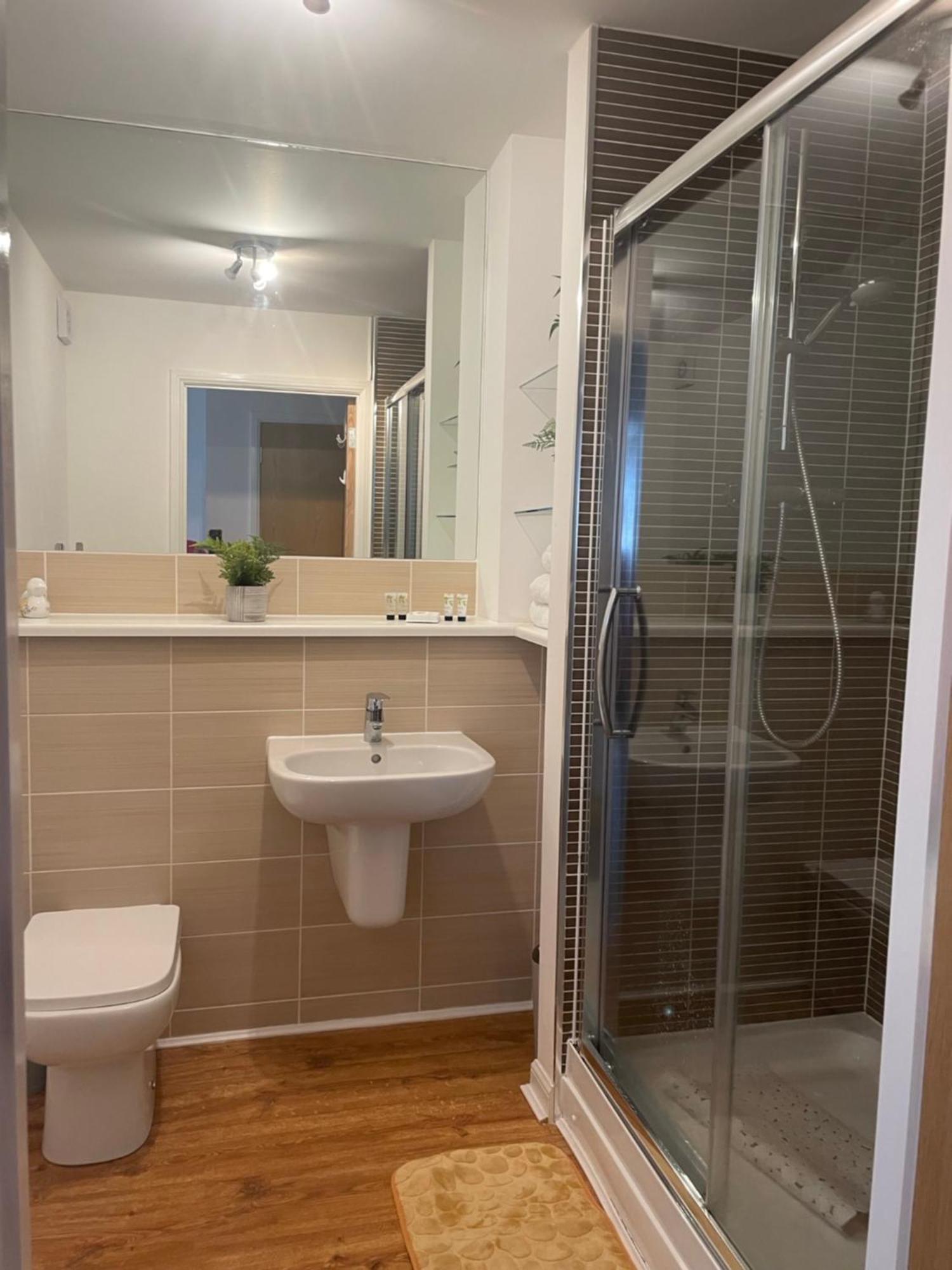 The Penthouse - Abbey View Apartment Paisley